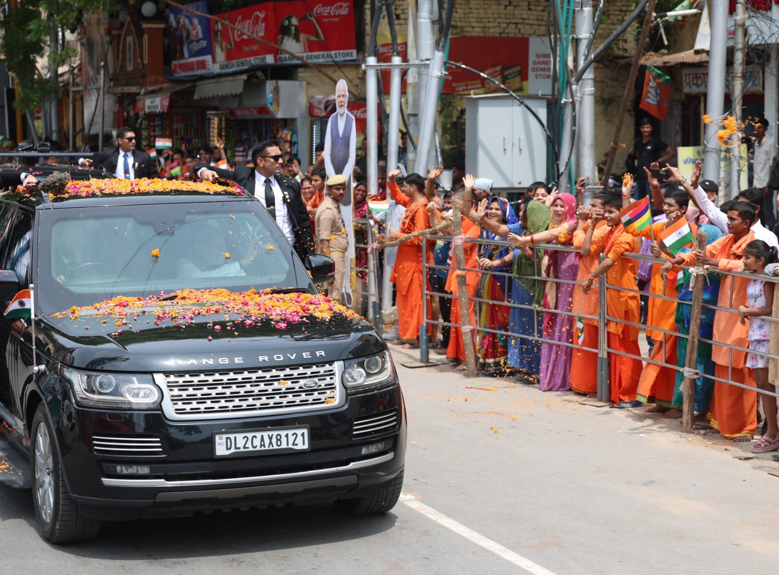कार्यकर्ताओं ने उन पर पुष्पवर्षा की और पीएम ने हाथ हिलाकर अभिवादन किया।