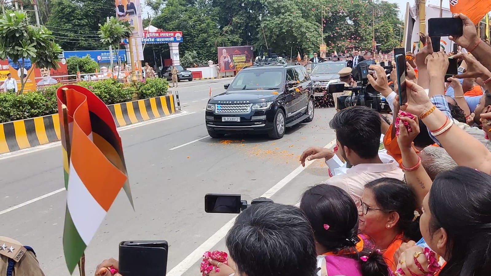 पुलिस लाइन गेट पर महिला मोर्चा की नम्रता चौरसिया, पूजा दीक्षित, अपराजिता सोनकर ने सैकड़ों महिलाओं के साथ पीएम मोदी का स्वागत किया।