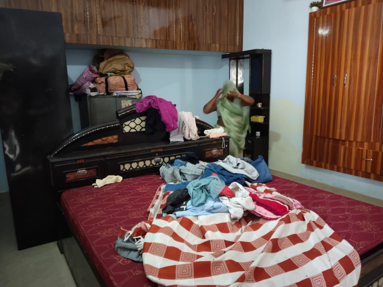 बयाना के पूर्व विधायक बच्चू बंसीवाल के घर में फैला हुआ सामान।