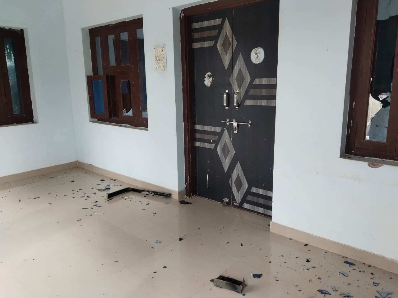 बच्चू बंसीवाल के घर के बाहर भी की लोगों ने तोड़फोड़।