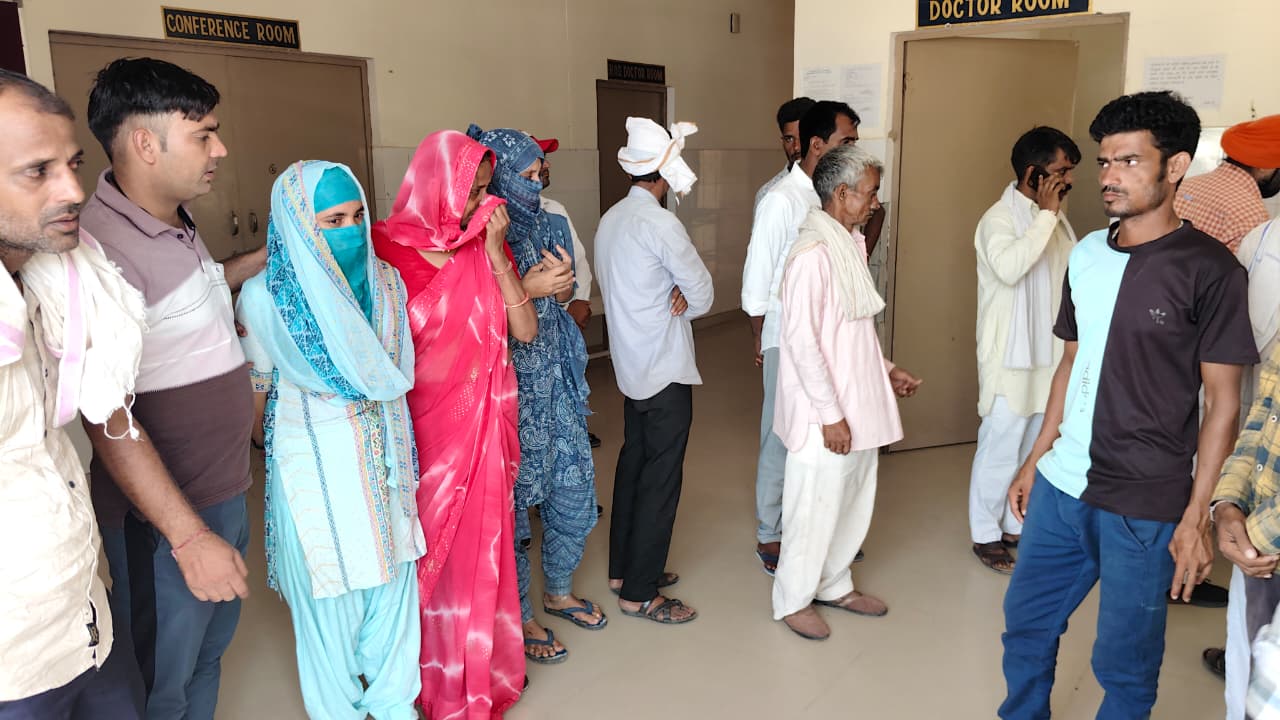 रामवीर के शव का पोस्टमॉर्टम करवाने के लिए आरबीएम अस्पताल की मॉर्च्युरी पहुंचे परिजन।