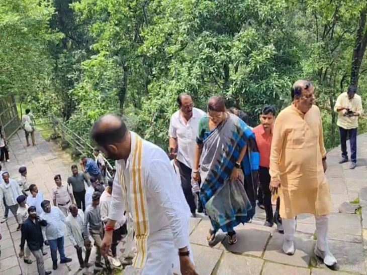 सीढ़ियां चढ़कर उपर मंदिर तक पहुंचे सदस्य