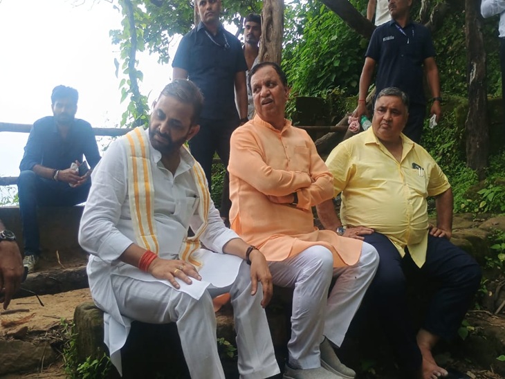 स्थानीय लोगों ने समिति सदस्यों ने की चर्चा