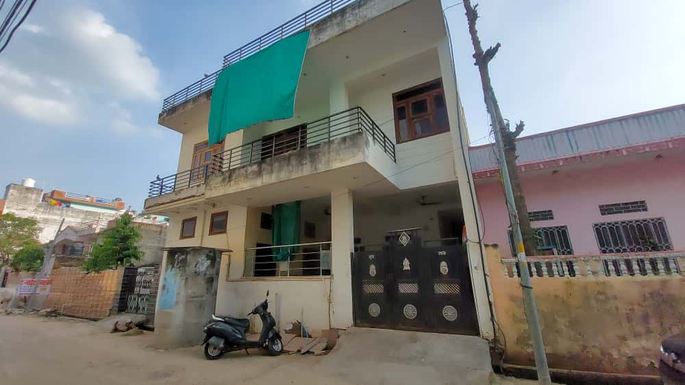 दौसा की प्रताप कॉलोनी स्थित अशोक शर्मा का मकान, जहां ACB सर्च कर रही है।