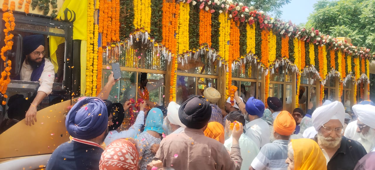 पालकी में रखे गुरुओं का शस्त्रों के दर्शन करती संगत
