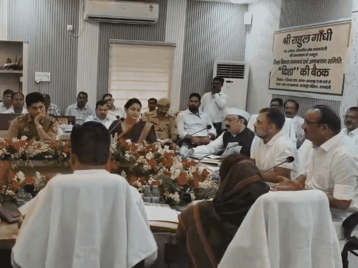 दिशा बैठक में राहुल के बगल में यूपी सरकार के मंत्री दिनेश प्रताप सिंह बैठे। बुधवार को इन्होंने ही राहुल का विरोध किया था।