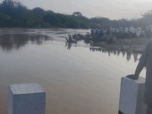घटना के बाद मौके पर ग्रामीणों की भीड़ शामिल हो गई।