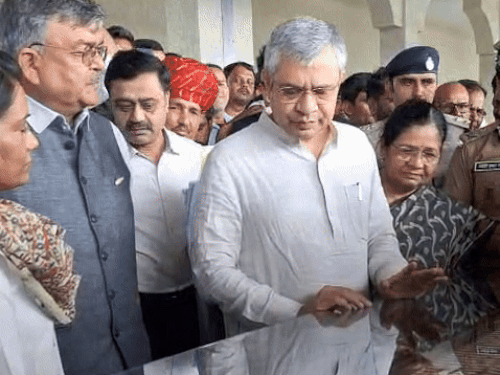 रेल मंत्री अश्विनी वैष्णव खातीपुरा रेलवे स्टेशन पर पहुंचे।