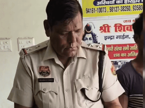 सिविल अस्पताल में कार्रवाई करती पुलिस।