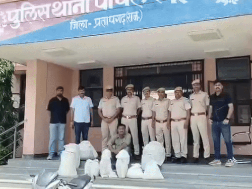 पुलिस की गिरफ्त में आरोपी जमशेद खान। साथ में जब्त की गई ड्रग्स।