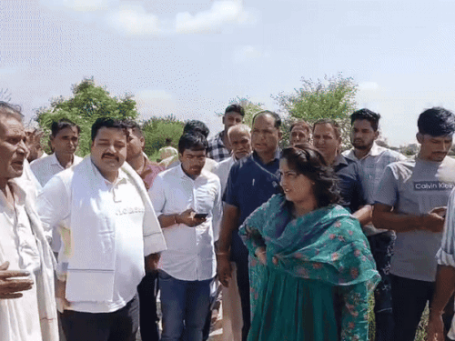 हलके के दौरे के दौरान विनेश फोगाट को समस्याएं बताते ग्रामीण।