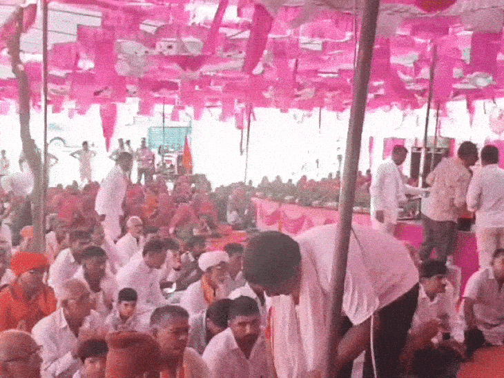 कथा में बड़ी संख्या में युवा, बुजुर्ग शामिल हुए।