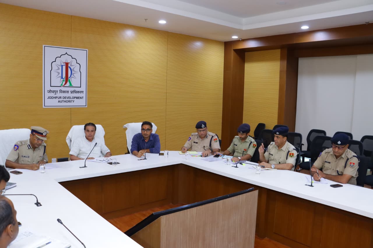 बैठक में जिला कलेक्टर गौरव अग्रवाल, पुलिस कमिश्नर ओमप्रकाश भी मौजूद रहे।