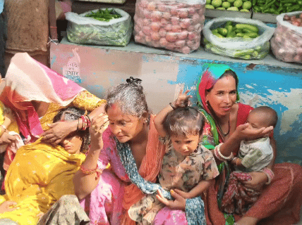 स्थानीय दुकानदारों ने महिलाओं को बैठा लिया।
