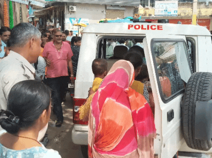 महिलाओं को ले जाते हुए पुलिस।