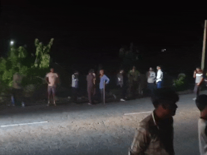 घटना के बाद मौके पर मौजूद लोग।