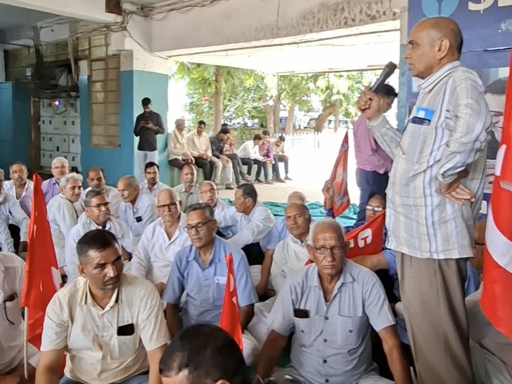 रोडवेज बस डिपो में विरोध-प्रदर्शन करते रोडवेज कर्मचारी।