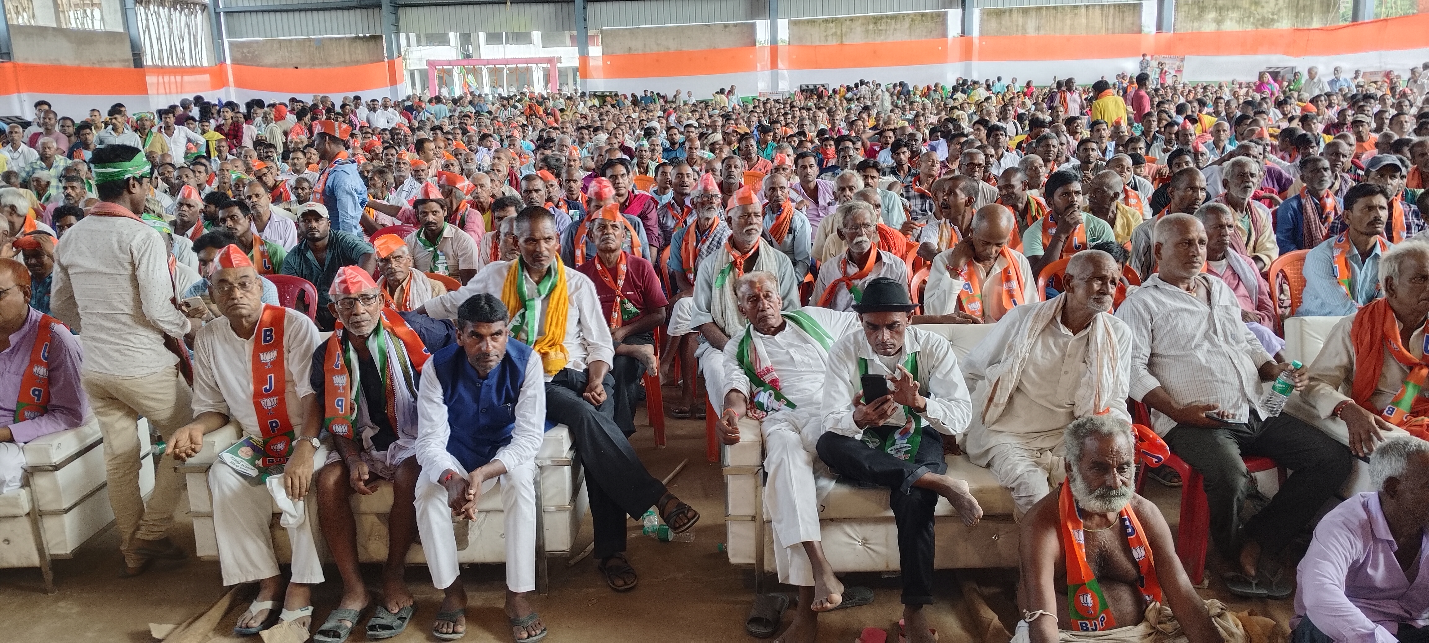 कार्यकर्ता सम्मेलन में उपस्थित लोग।