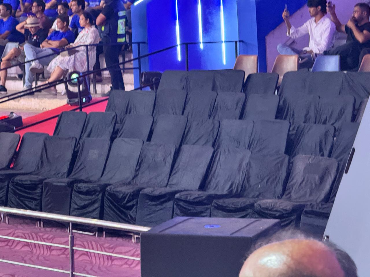 आयोजकों ने मैच के टिकट्स की रेट 300 से 1500 रुपए तय की थी। लेकिन बावजूद इसके दर्शक मैच देखने नहीं पहुंचे।