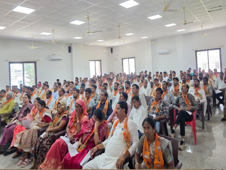 बीजेपी की बैठक में मौजूद कार्यकर्ता और पदाधिकारी ।