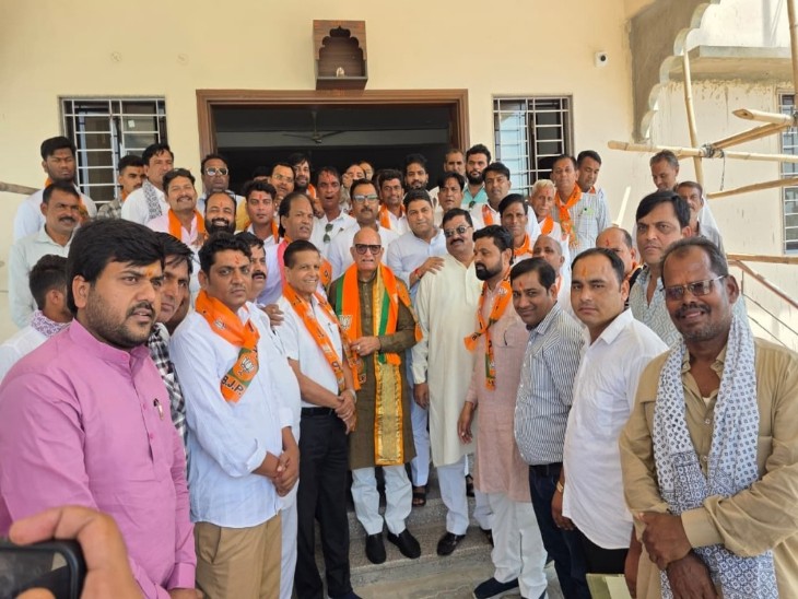 टोंक बीजेपी कार्यालय पहुंचने पर अशोक परनामी का भाजपा कार्यकर्ताओं की ओर से स्वागत किया गया।