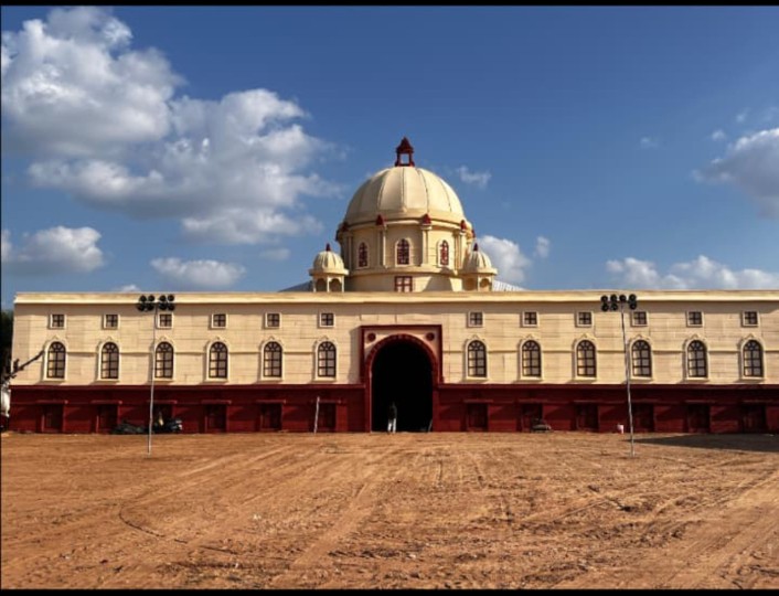 विजय नित्यानंद महाराज के अभिनंदन समारोह के लिए ये पांडाल राष्ट्रपति भवन की तर्ज पर तैयार किया गया है। जिसमें कई बड़ी हस्तियां शामिल होंगी।