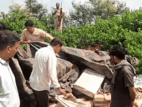 जंगलों में छिपा रखी थी शराब।