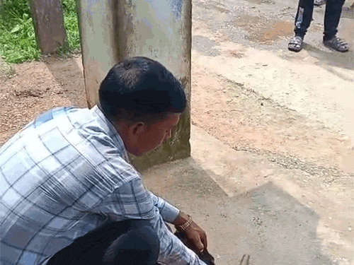 पुलिस ने कुल्हाड़ी जब्त कर ली है। स्निफर डॉग उसे स्मेल करता हुआ।