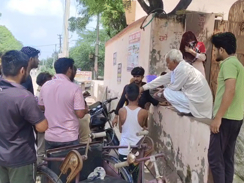 तुहिया गांव में रात को ड्रोन नजर आने के बाद लोगों में दहशत का माहौल है। दिनभर लोग इसी को लेकर गांव में चर्चा करते नजर आते हैं।