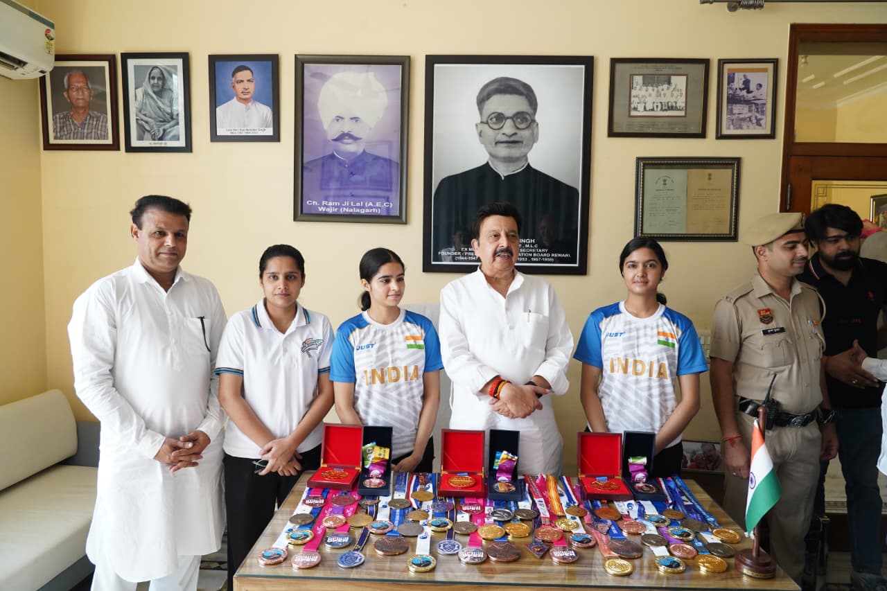 गुरुग्राम की अंतर्राष्ट्रीय ताइक्वांडो खिलाड़ी तीनों बहनों को सम्मानित करते कैबिनेट मंत्री राव नरबीर सिंह।