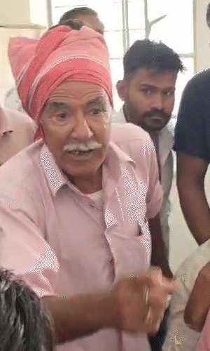 बच्चों की शिकायत पर पेरेंट्स और गांव वाले स्कूल पहुंचे। यहां एक बुजुर्ग को जब बताया कि टीचर बच्चों को चोटी नहीं रखने की बात कह रहा है तो वह भड़क गए।