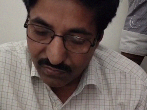 ये टीचर है, जिस पर बच्चों और पेरेंट्स ने आरोप लगाया है कि वे धार्मिक भावनाओं को भड़का रहे है।