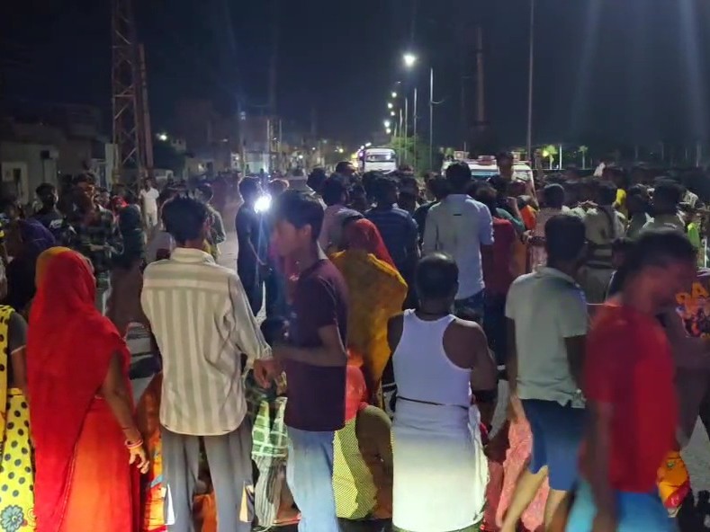 अवैध शराब की बिक्री के विरोध में आक्रोशित नागरिकों ने जाम की सड़क।