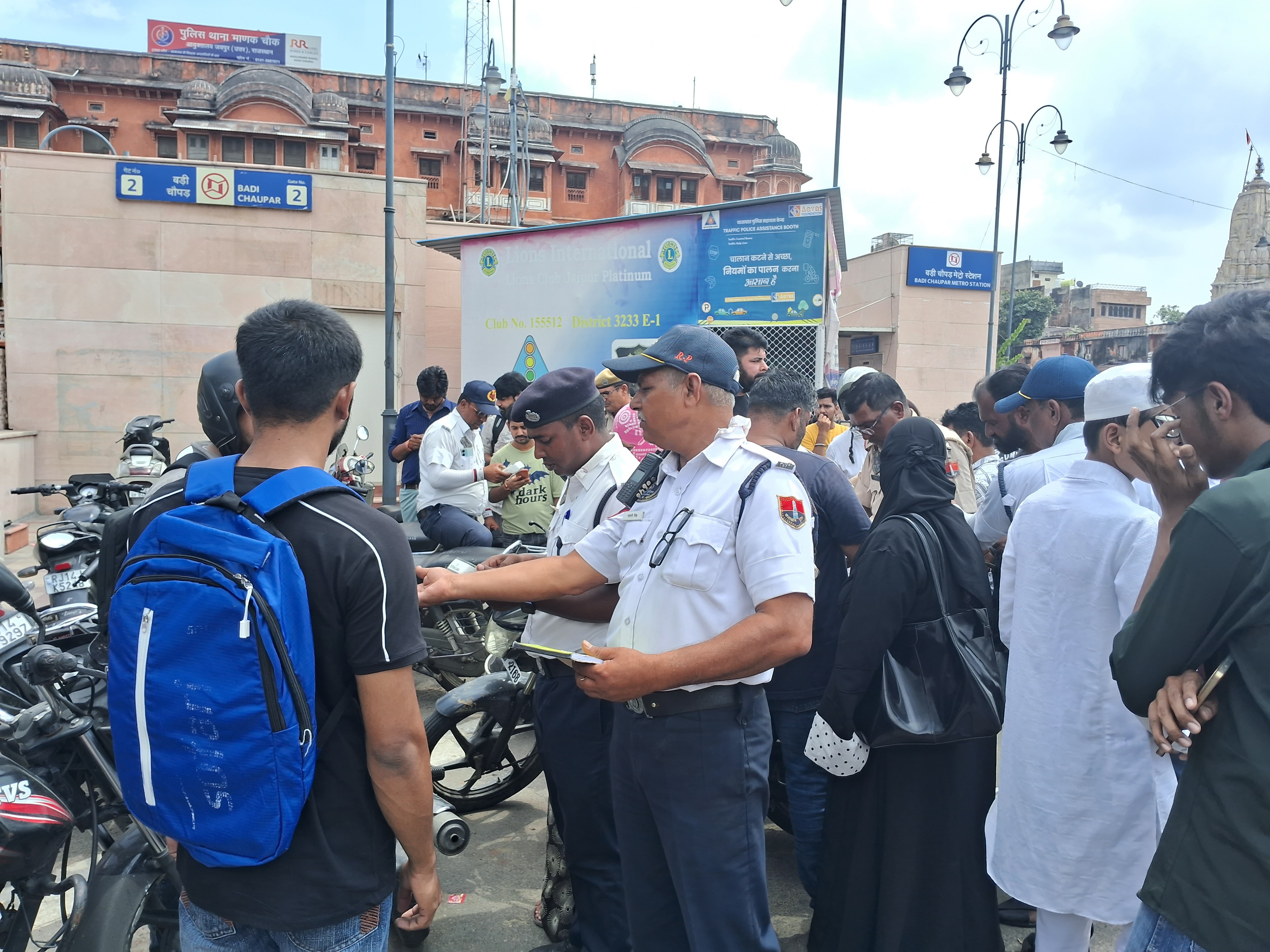 अभियान का यह तीसरा दिन है और आगे भी जारी रहेगा। इस दौरान लोगों को यातायात नियमों के पालन के लिए जागरूक भी किया जा रहा है।