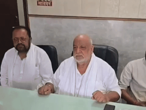 असंध में कुर्सी घोटाले को लेकर पीसी करते पूर्व काग्रेंसी विधायक शमशेर सिंह गोगी।