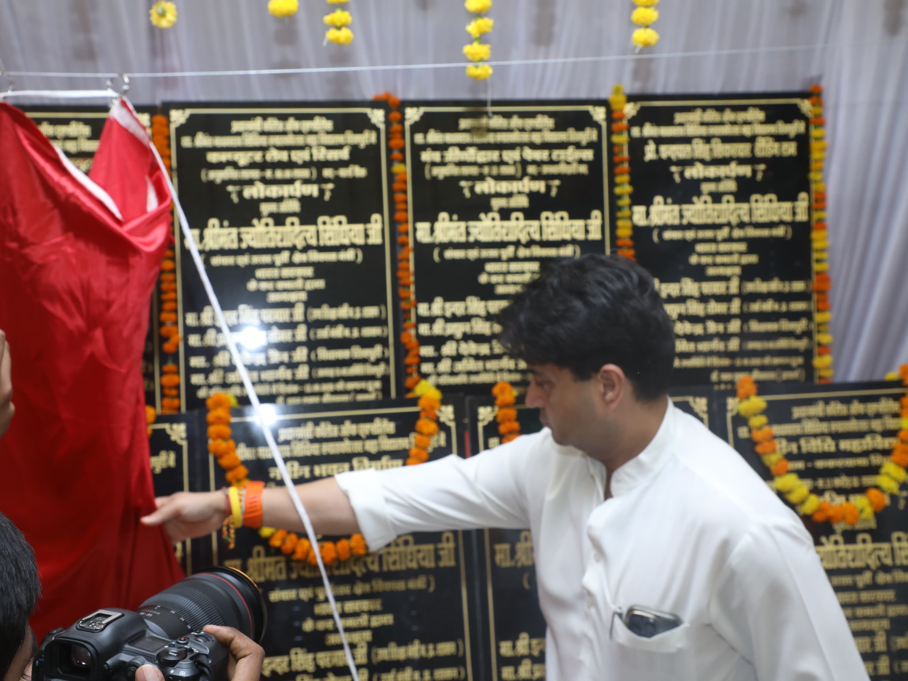झांसी लिंक रोड का लोकार्पण करते हुए मंत्री सिंधिया, किसानों और यात्रियों के लिए बताया जीवन रेखा।