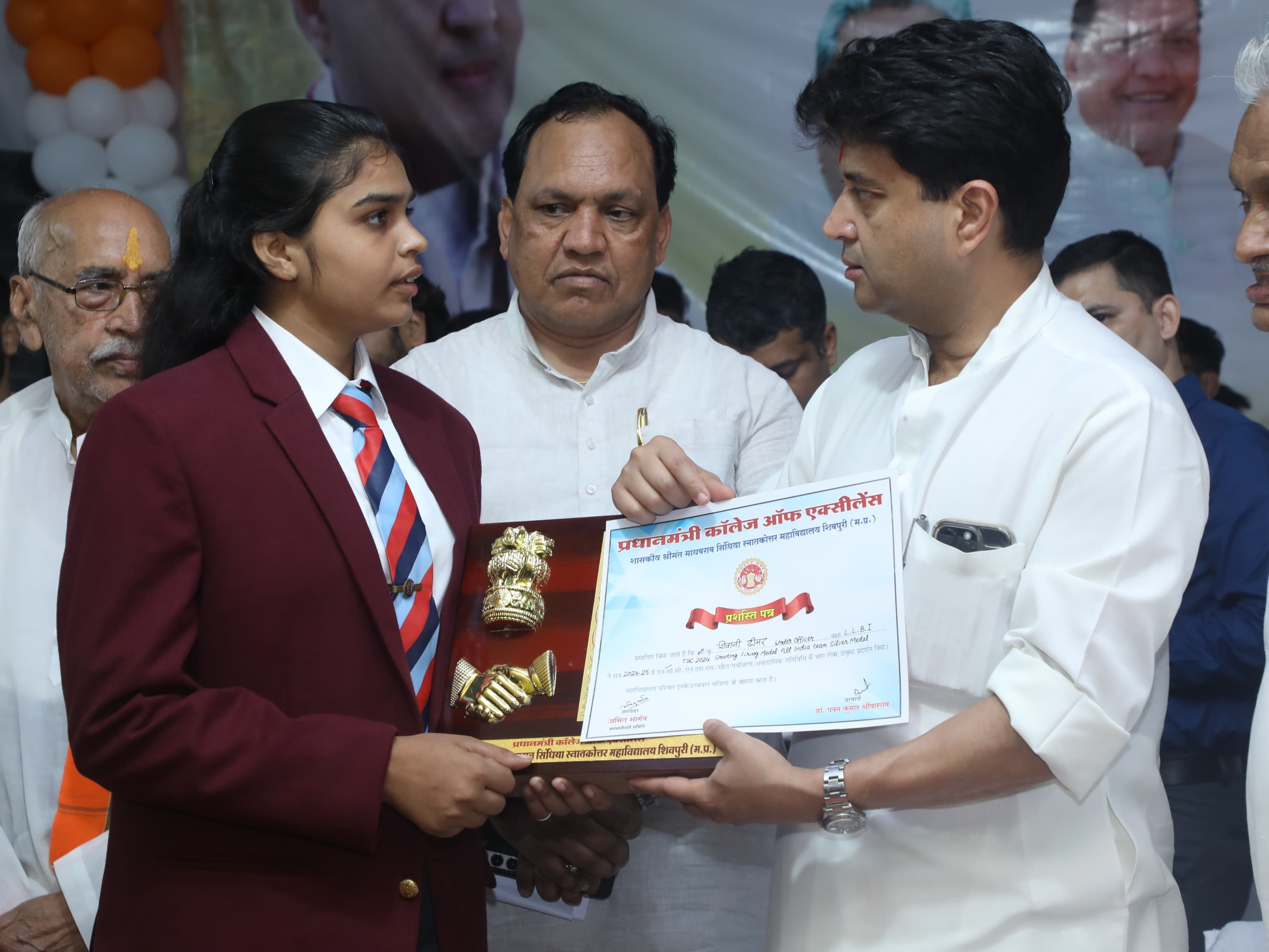 शिवपुरी में मेधावी छात्रों से संवाद करते केंद्रीय मंत्री ज्योतिरादित्य सिंधिया।
