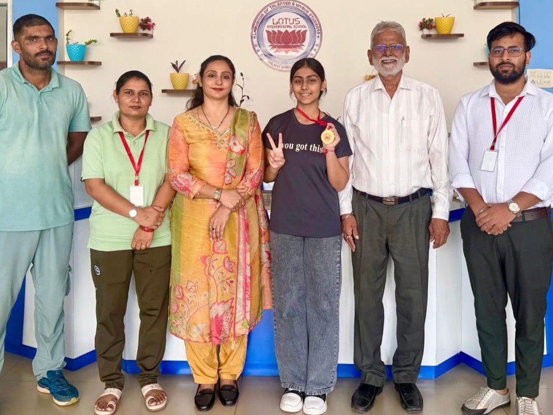 चरखी दादरी में हरियाणा चीफ ऑर्बिटर सतीश दलाल व उनकी टीम अवलीन कौर को बधाई देते हुए।