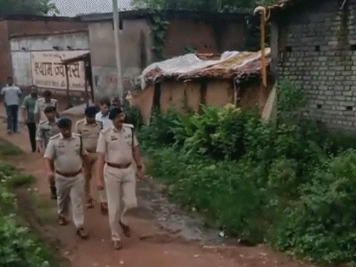 शुक्रवार को बिलासपुर रेंज के आईजी डॉ संजीव शुक्ला जायजा लेने गांव पहुंचे।