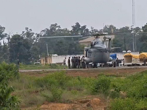 गरियाबंद में हेलीकॉप्टर से लाए गए नक्सलियों के शव को पिकअप में लोडकर अस्पताल लाया गया।