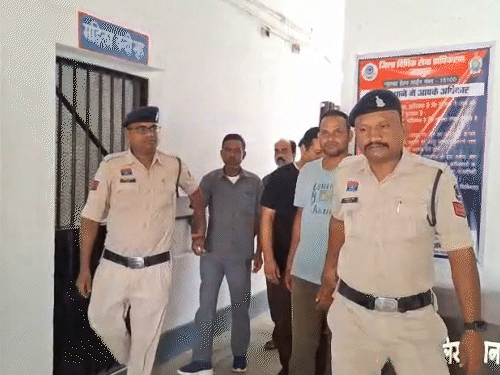 पुलिस चारों आरोपियों को कोर्ट में पेश करने ले जाती हुई।