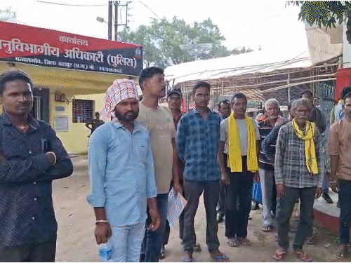 ग्रामीणों को जब फायदा नहीं मिला तो, उन्हें ठगी का एहसास हुआ।