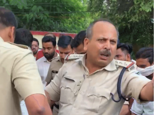 पुलिस ने बदमाश को पकड़कर उसकी पिटाई भी की।