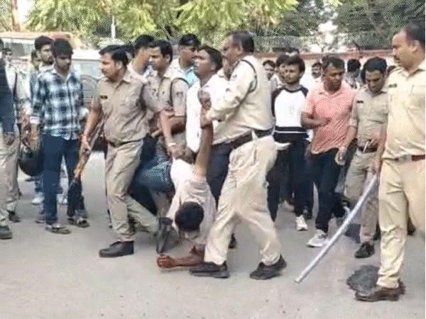 पुलिस बदमाश को इस तरह उठाकर ले गई।