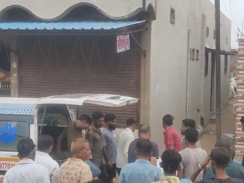 घर के नीचे के फ्लोर पर युवक की किराने की दुकान थी। 6 महीने पहले उसकी सगाई टूटी थी।