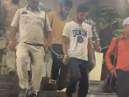 ड्रग्स बेचने के आरोप में पुलिस ने इन आरोपियों को पकड़ा है।
