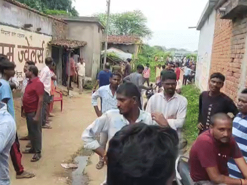 एक ही परिवार के 4 लोगों की हत्या के कारणों का पता लगाने में जुटी पुलिस।