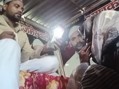 Sameer Baba started checking the female reporter's eyes in the light of mobile. During this time, he was repeatedly asking to keep the head up.