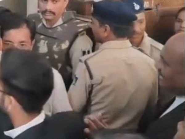 अनवर कादरी (सफेद शर्ट में) दाढ़ी और मूंछ कटवाकर कोर्ट पहुंचा।