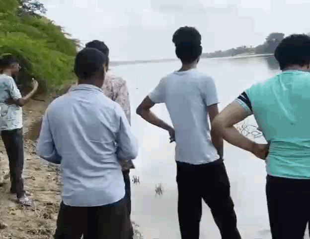 बड़ी संख्या में ग्रामीण मौके पर युवक की तलाश में इकट्ठा है।